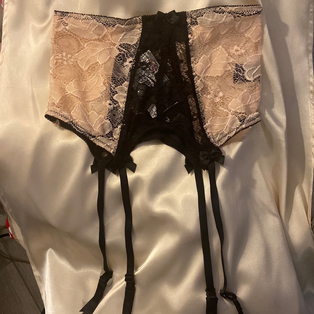NEW GORGEOUS Bedroom Stories Chantilly Lace High Waisted Garter w/bows SZ SMALL